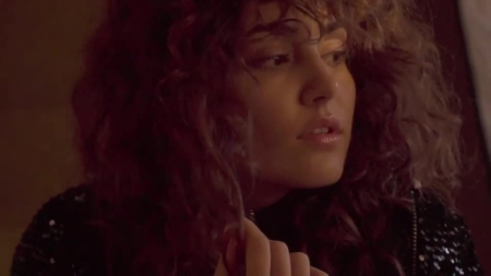 Hande_Ercel_-_L_Officiel_Backstage_43.jpg