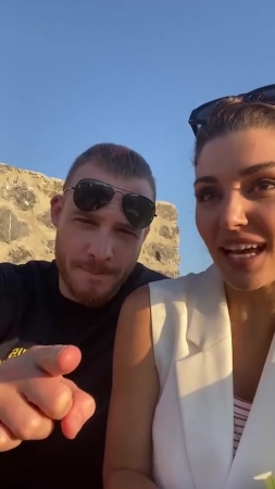 Hande_Ercel_and_Kerem_Bursin_live_on_Instagram_-_06_09_2021_0066.jpg