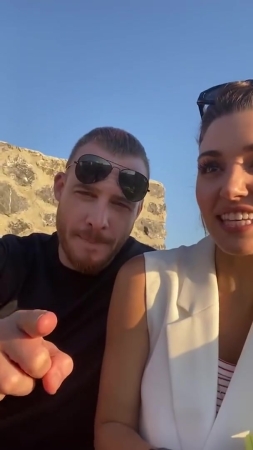 Hande_Ercel_and_Kerem_Bursin_live_on_Instagram_-_06_09_2021_0067.jpg