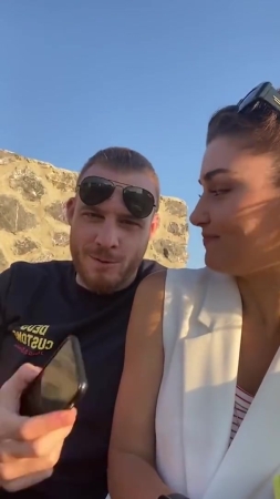 Hande_Ercel_and_Kerem_Bursin_live_on_Instagram_-_06_09_2021_0079.jpg