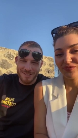 Hande_Ercel_and_Kerem_Bursin_live_on_Instagram_-_06_09_2021_0086.jpg