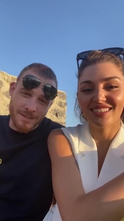 Hande_Ercel_and_Kerem_Bursin_live_on_Instagram_-_06_09_2021_0094.jpg