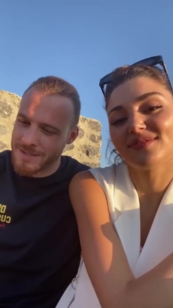 Hande_Ercel_and_Kerem_Bursin_live_on_Instagram_-_06_09_2021_0102.jpg
