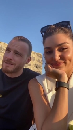 Hande_Ercel_and_Kerem_Bursin_live_on_Instagram_-_06_09_2021_0108.jpg