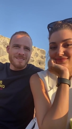 Hande_Ercel_and_Kerem_Bursin_live_on_Instagram_-_06_09_2021_0112.jpg