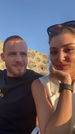 Hande_Ercel_and_Kerem_Bursin_live_on_Instagram_-_06_09_2021_0114.jpg