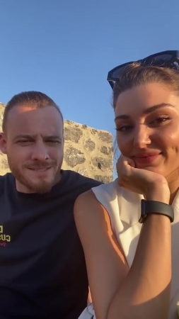 Hande_Ercel_and_Kerem_Bursin_live_on_Instagram_-_06_09_2021_0119.jpg