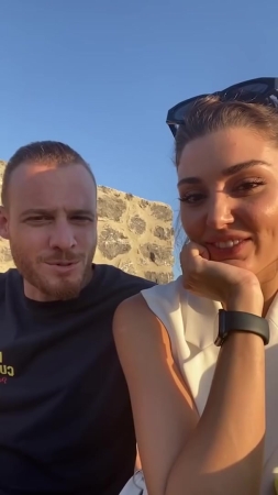 Hande_Ercel_and_Kerem_Bursin_live_on_Instagram_-_06_09_2021_0120.jpg