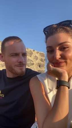 Hande_Ercel_and_Kerem_Bursin_live_on_Instagram_-_06_09_2021_0121.jpg