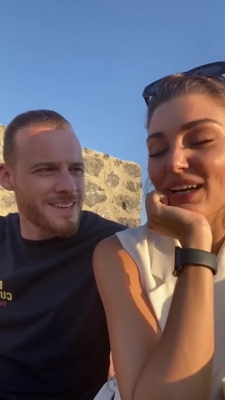 Hande_Ercel_and_Kerem_Bursin_live_on_Instagram_-_06_09_2021_0122.jpg
