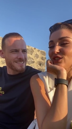 Hande_Ercel_and_Kerem_Bursin_live_on_Instagram_-_06_09_2021_0126.jpg