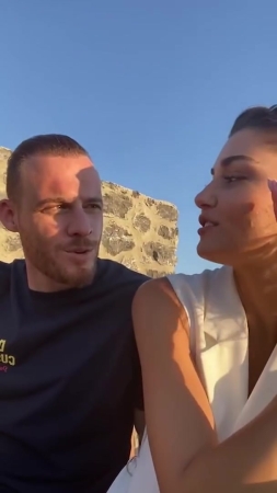 Hande_Ercel_and_Kerem_Bursin_live_on_Instagram_-_06_09_2021_0130.jpg