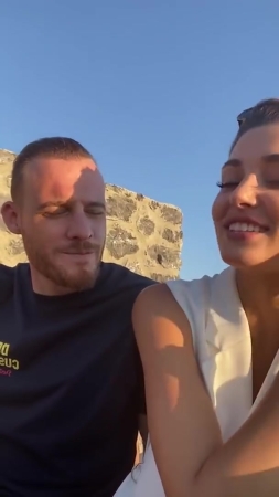 Hande_Ercel_and_Kerem_Bursin_live_on_Instagram_-_06_09_2021_0131.jpg
