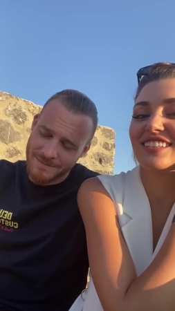 Hande_Ercel_and_Kerem_Bursin_live_on_Instagram_-_06_09_2021_0135.jpg