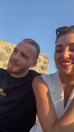 Hande_Ercel_and_Kerem_Bursin_live_on_Instagram_-_06_09_2021_0138.jpg