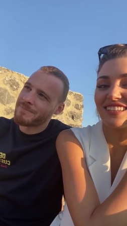 Hande_Ercel_and_Kerem_Bursin_live_on_Instagram_-_06_09_2021_0140.jpg