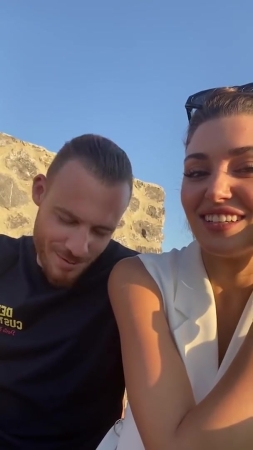 Hande_Ercel_and_Kerem_Bursin_live_on_Instagram_-_06_09_2021_0142.jpg