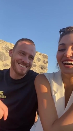 Hande_Ercel_and_Kerem_Bursin_live_on_Instagram_-_06_09_2021_0147.jpg