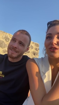 Hande_Ercel_and_Kerem_Bursin_live_on_Instagram_-_06_09_2021_0163.jpg