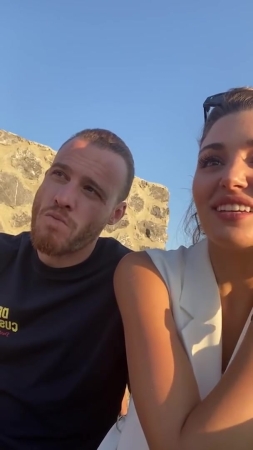 Hande_Ercel_and_Kerem_Bursin_live_on_Instagram_-_06_09_2021_0166.jpg