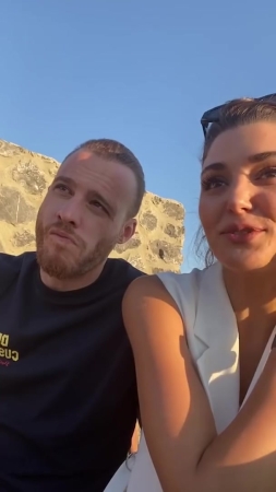 Hande_Ercel_and_Kerem_Bursin_live_on_Instagram_-_06_09_2021_0170.jpg