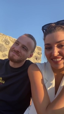 Hande_Ercel_and_Kerem_Bursin_live_on_Instagram_-_06_09_2021_0191.jpg