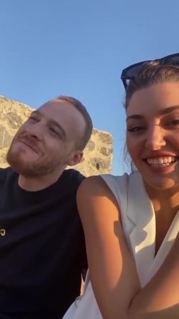 Hande_Ercel_and_Kerem_Bursin_live_on_Instagram_-_06_09_2021_0192.jpg