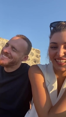 Hande_Ercel_and_Kerem_Bursin_live_on_Instagram_-_06_09_2021_0193.jpg