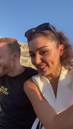 Hande_Ercel_and_Kerem_Bursin_live_on_Instagram_-_06_09_2021_0198.jpg