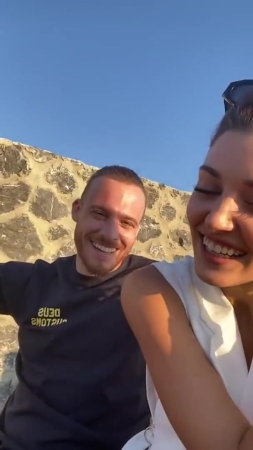 Hande_Ercel_and_Kerem_Bursin_live_on_Instagram_-_06_09_2021_0205.jpg