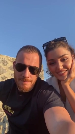 Hande_Ercel_and_Kerem_Bursin_live_on_Instagram_-_06_09_2021_0233.jpg