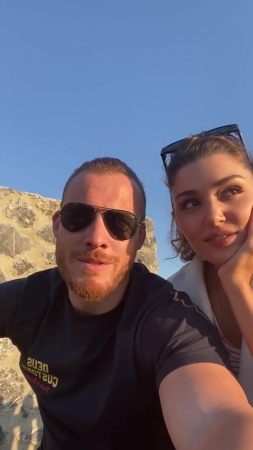 Hande_Ercel_and_Kerem_Bursin_live_on_Instagram_-_06_09_2021_0241.jpg