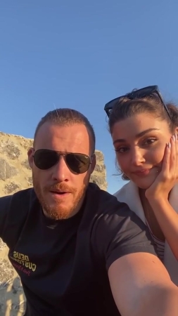 Hande_Ercel_and_Kerem_Bursin_live_on_Instagram_-_06_09_2021_0250.jpg