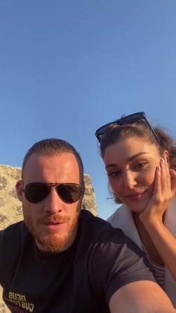 Hande_Ercel_and_Kerem_Bursin_live_on_Instagram_-_06_09_2021_0259.jpg