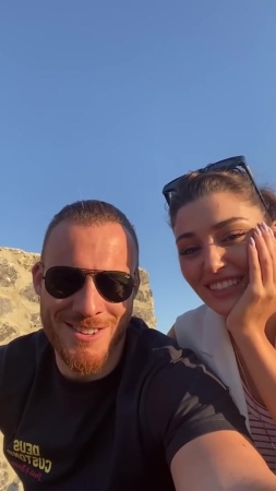 Hande_Ercel_and_Kerem_Bursin_live_on_Instagram_-_06_09_2021_0312.jpg