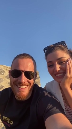 Hande_Ercel_and_Kerem_Bursin_live_on_Instagram_-_06_09_2021_0316.jpg