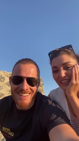Hande_Ercel_and_Kerem_Bursin_live_on_Instagram_-_06_09_2021_0317.jpg