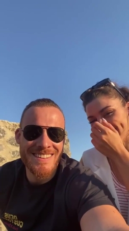 Hande_Ercel_and_Kerem_Bursin_live_on_Instagram_-_06_09_2021_0324.jpg