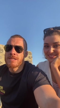 Hande_Ercel_and_Kerem_Bursin_live_on_Instagram_-_06_09_2021_0389.jpg