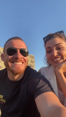 Hande_Ercel_and_Kerem_Bursin_live_on_Instagram_-_06_09_2021_0410.jpg