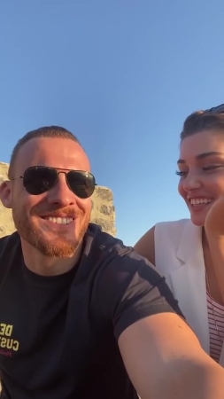 Hande_Ercel_and_Kerem_Bursin_live_on_Instagram_-_06_09_2021_0416.jpg