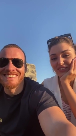 Hande_Ercel_and_Kerem_Bursin_live_on_Instagram_-_06_09_2021_0422.jpg