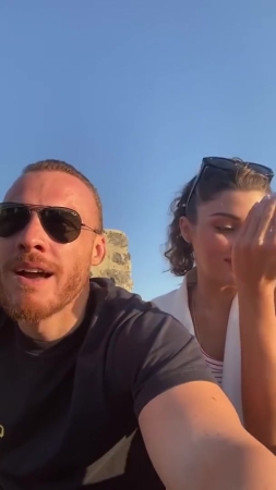 Hande_Ercel_and_Kerem_Bursin_live_on_Instagram_-_06_09_2021_0429.jpg
