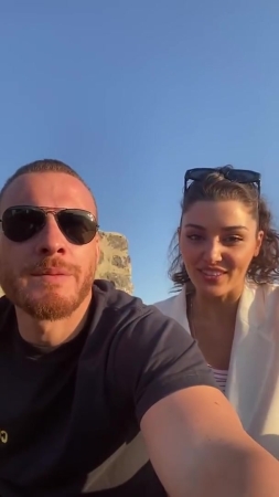 Hande_Ercel_and_Kerem_Bursin_live_on_Instagram_-_06_09_2021_0432.jpg