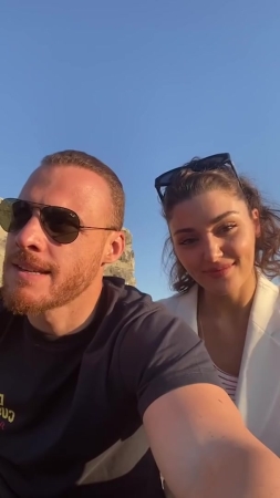 Hande_Ercel_and_Kerem_Bursin_live_on_Instagram_-_06_09_2021_0442.jpg