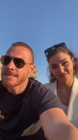Hande_Ercel_and_Kerem_Bursin_live_on_Instagram_-_06_09_2021_0443.jpg
