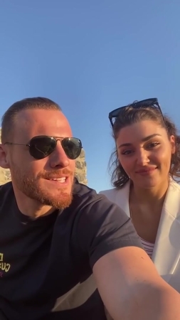 Hande_Ercel_and_Kerem_Bursin_live_on_Instagram_-_06_09_2021_0462.jpg
