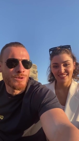 Hande_Ercel_and_Kerem_Bursin_live_on_Instagram_-_06_09_2021_0472.jpg