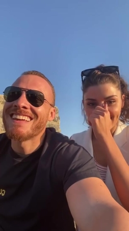 Hande_Ercel_and_Kerem_Bursin_live_on_Instagram_-_06_09_2021_0496.jpg