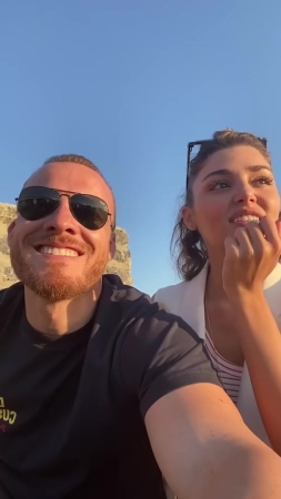 Hande_Ercel_and_Kerem_Bursin_live_on_Instagram_-_06_09_2021_0505.jpg